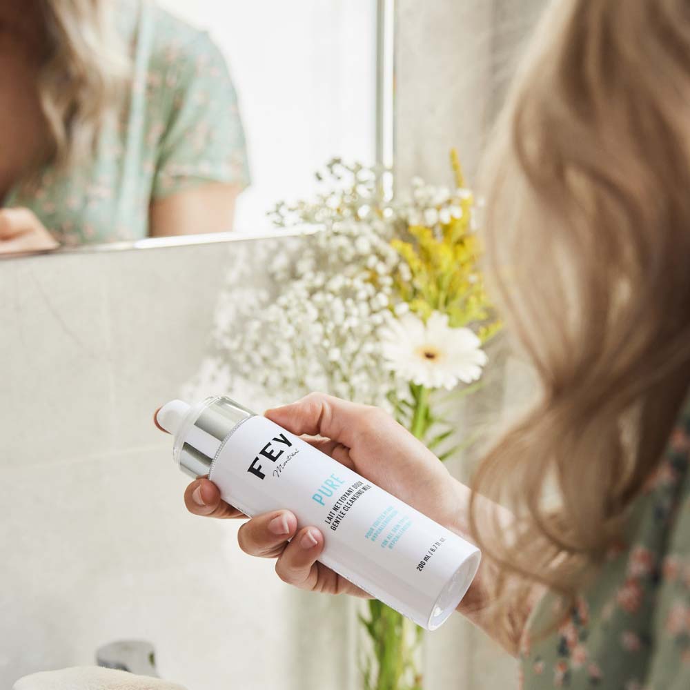 PURE Vegan &amp; Natural Facial Cleansing Milk | FEY Cosmetics | PURE nettoyant doux pour le visage naturel et vegan - lifestyle bathroom